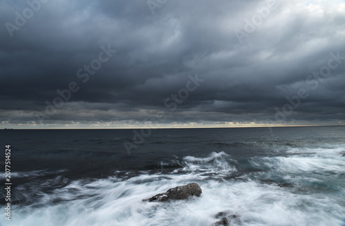 島根県出雲市での海岸で梅雨のドラマチックな朝の風景