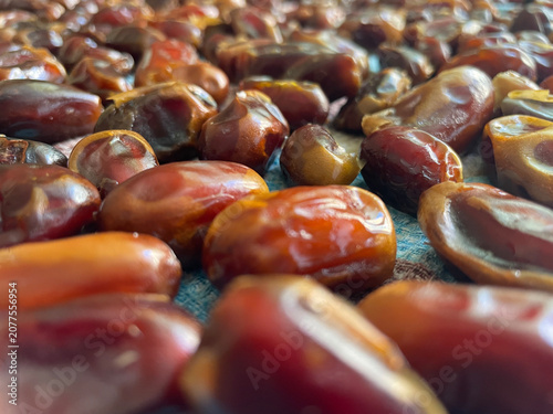Fotografia Juicy and mouth-watering composition of ripe dates scattered on the surface