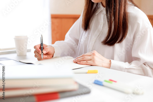 勉強中の女性　未来への自己投資イメージ