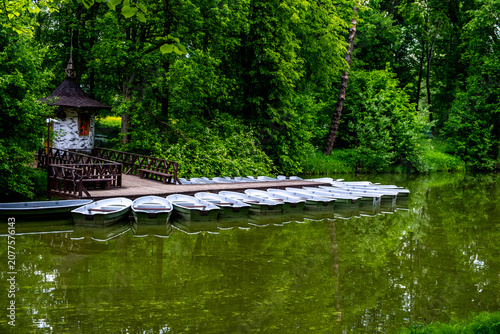 Fotografía Boats with paddles for walking in the park at the boat station.