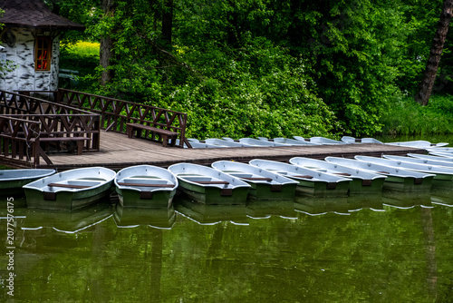 Cuadro en lienzo Boats with paddles for walking in the park at the boat station.