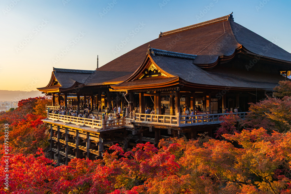 Naklejka premium 日本の風景・秋 京都 世界遺産 紅葉と夕暮れの清水寺