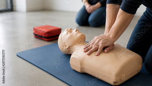 Démonstration de massage cardiaque sur un mannequin de RCP