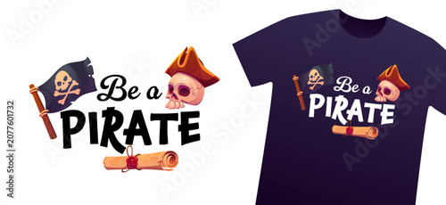 Konstfotografi T shirt with be a pirate quote, corsair skull in captain sailor tricorne hat and Jolly Roger flag