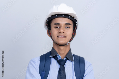 Foto A student, youth boy dreaming to become engineer, architect aiming high to fulfill his career seeing possibilities , educational institutions coaching for better studies and results