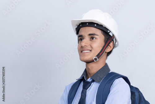 Foto A student, youth boy dreaming to become engineer, architect aiming high to fulfill his career seeing possibilities , educational institutions coaching for better studies and results