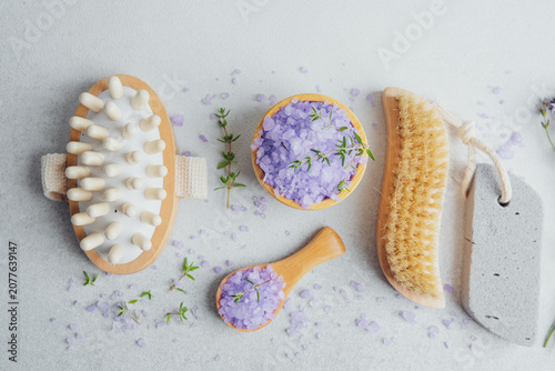 Foto lavender bath salt spa set with brushes flowers and pumice