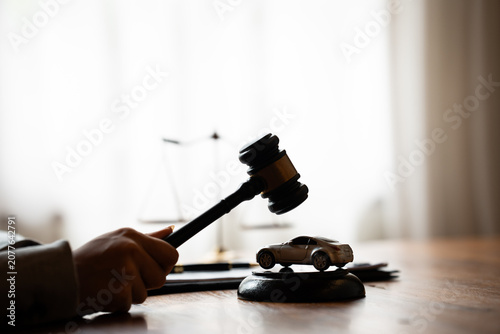 Schilderij op canvas Judge's gavel and model car on a desk, representing vehicle auctions, legal disputes, insurance claims, and automotive law
