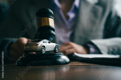 Cuadro en lienzo Judge's gavel and model car on a desk, representing vehicle auctions, legal disputes, insurance claims, and automotive law