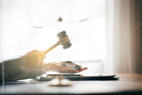 Foto Judge's gavel above a model car, symbolizing vehicle auctions, legal disputes, insurance claims, and automotive law