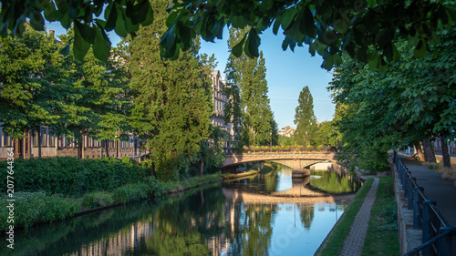Cuadro en lienzo Promenade piétonne le long des berges bordées d'arbres du canal du Faux-Rempart,