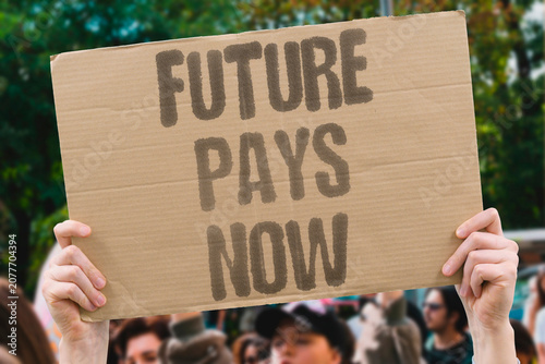 Photos "Future pays now" Current borrowing burdens upcoming generations