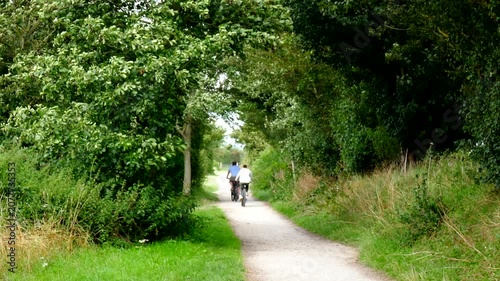 Cyclists exercise The Greeway cycleway and footpath Stratford upon Avon Warwickshire England UK


le


