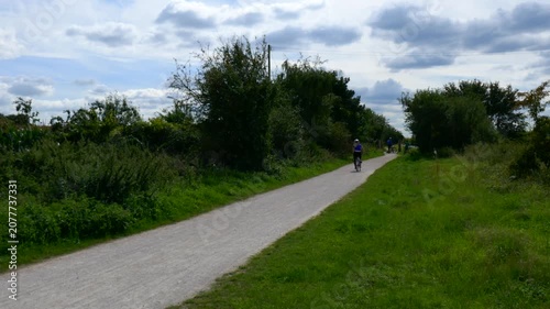 Cyclists exercise The Greeway cycleway and footpath Stratford upon Avon Warwickshire England UK


le

