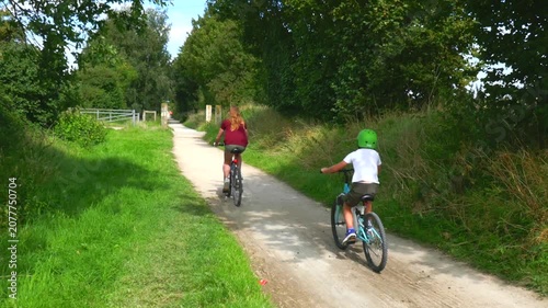 Cyclists exercise The Greeway cycleway and footpath Stratford upon Avon Warwickshire England UK


le

