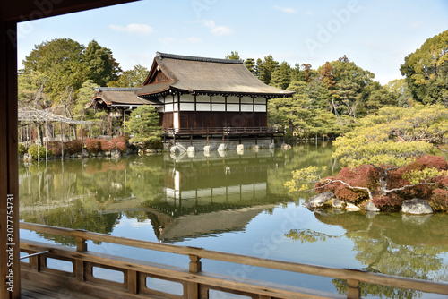 平安神宮東神苑　橋殿から眺める貴賓館と栖鳳池(京都市左京区)