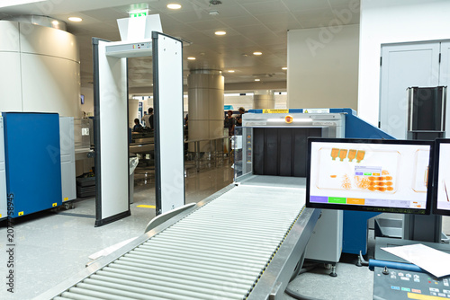 Фотография scanner de contrôle dans un aéroport