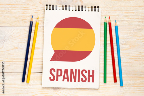 speech bubble with spanish flag, learn spanish concept
