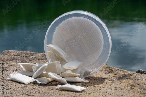 Foto nicotine pouches spilled from plastic container on stone surface with copy space