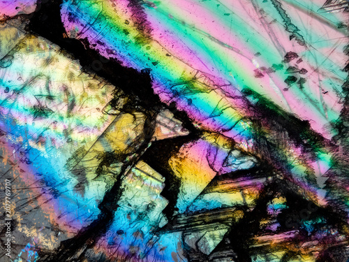 Fotografie Colorful interference patterns in Iceland spar crystal under reflected light mic