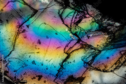 Obraz na plátně Colorful interference patterns in Iceland spar crystal under reflected light mic