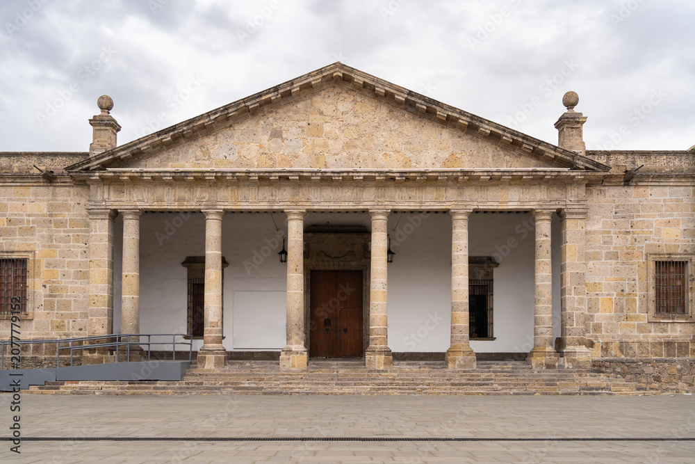 Obraz premium Fachada del Museo Cabañas joya arquitectónica de estilo neoclásico y casa de las obras de arte de importante artista mexicano en Guadalajara, Jalisco. 