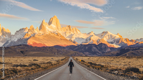 Mulher em rodovia com Fitz Roy ao fundo Em El Chaltén, na Patagônia Argentina.