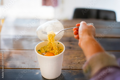 インスタントラーメンを食べる
