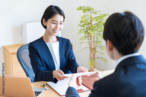 Foto 書類を受け取る女性