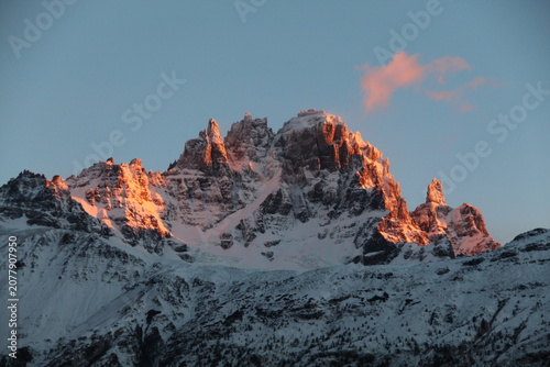 Картината върху платно Montanha coberta de neve em Cerro Castillo, na Carretera Austral, Chile, ilumina