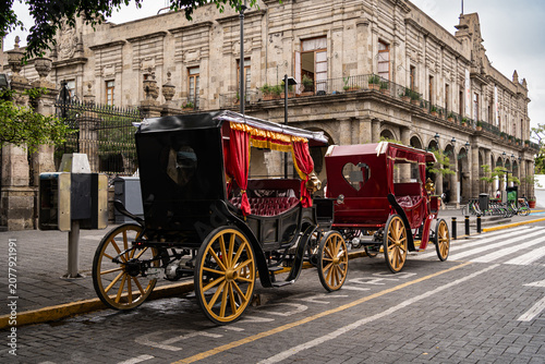 Obraz na plátně Dos Calandrias eléctricas están paradas en la avenida Hidalgo del Centro Histórico de Guadalajara Jalisco México