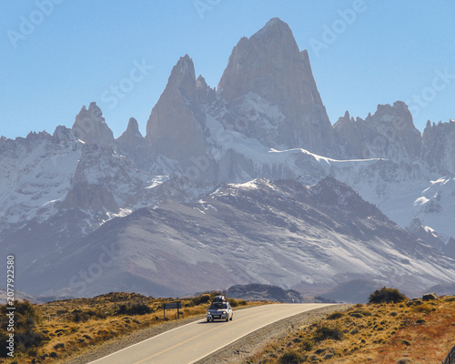 Carro na estrada que leva a El Chaltén, na Patagônia argentina, com monte Fitz Roy ao fundo