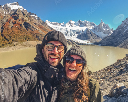 Casal em frente a Laguna torre em el Chaltén, na Patagônia argentina 
