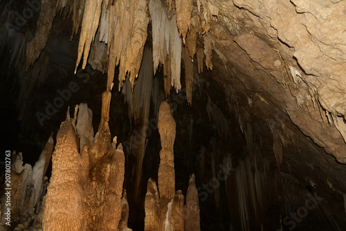 Foto natural limestone rock formations stalactites and stalagmites inside the dark un