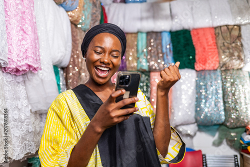Foto African woman successful small business owner celebrating success and achievemen