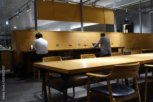 カフェでノートPCを広げる男性