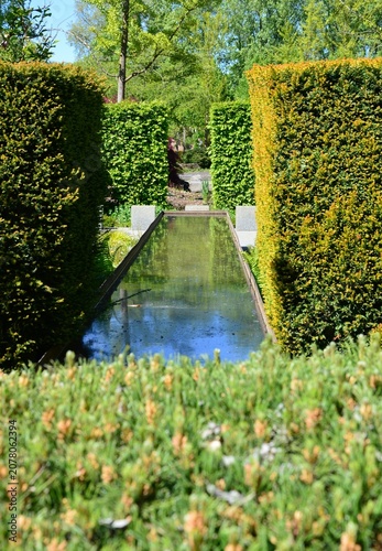 ein Wasserbecken im Garten