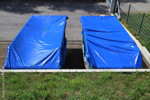 Container mit Klärschlamm sind mit einer Abdeckplane abgedeckt