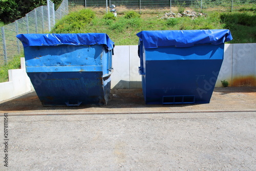 Container mit Klärschlamm sind mit einer Abdeckplane abgedeckt