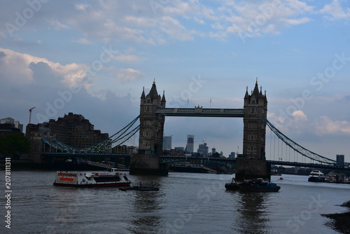 Billede på lærred Tower Bridge Spanning the Thames River in London England