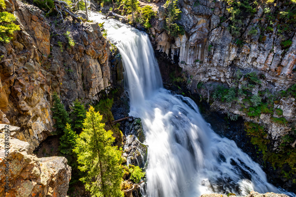 Obraz premium Scenic view of Undine Falls Yellowstone