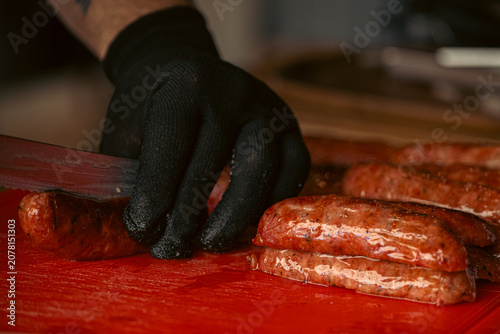 Obraz na plátně Preparación de choripanes para comer