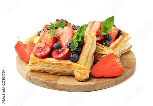 Canvastavla Delicious puff pastries with berries and mint isolated on white