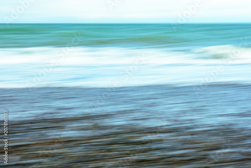 Foto Abstract coastal surf and beach created by horizontal intentional camera movemen