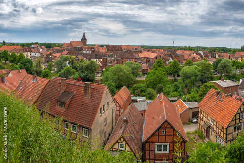 Fotografie Panoramic view of Havelberg's old town featuring red-tiled roofs, half-timbered