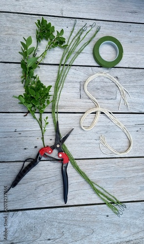 Foto Handmade, floristic materials, secateurs, wreath bases and threads, tape and greenery for a wreath