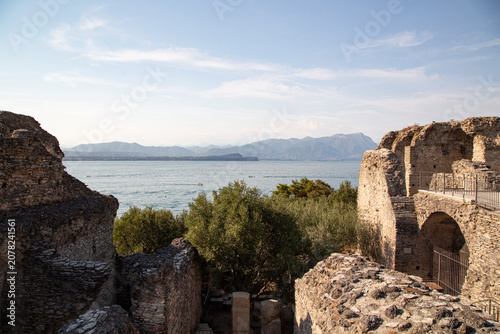 Obraz na płótnie Roman Ruins of Grotte di Catullo Overlooking Lake Garda, Sirmione, Italy