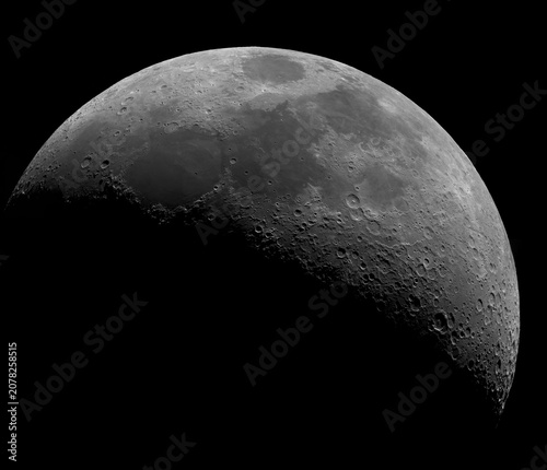 фотографія LUNA EN EL CIELO OSCURO Y NOCHE