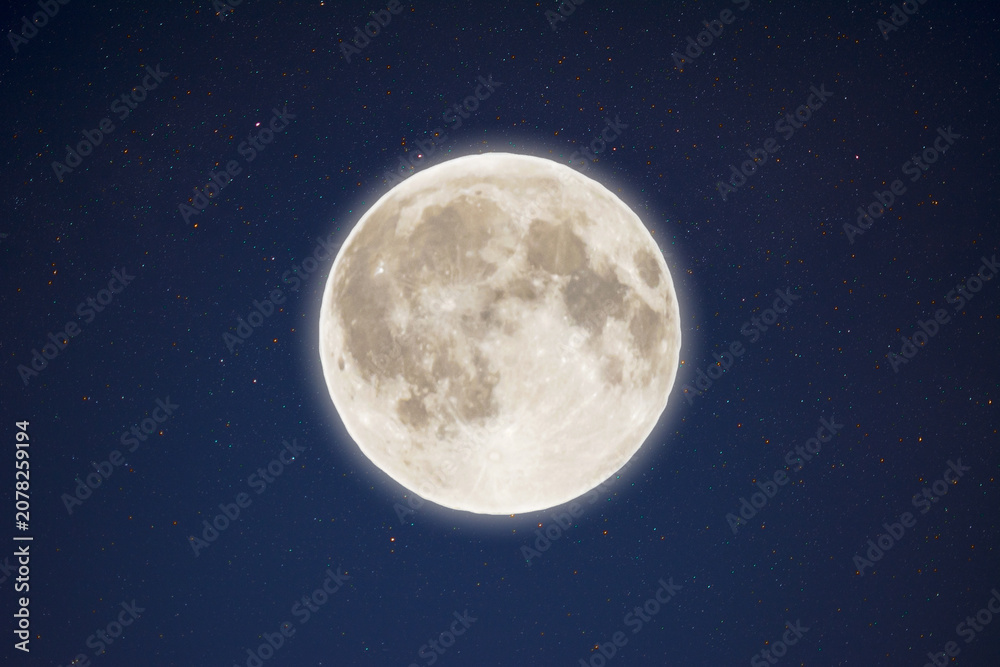 Obraz premium LUNA EN EL CIELO OSCURO Y NOCHE