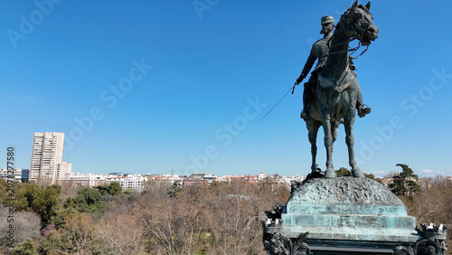 Foto Close drone view of the bronze equestrian statue of Alfonso XII rising above El